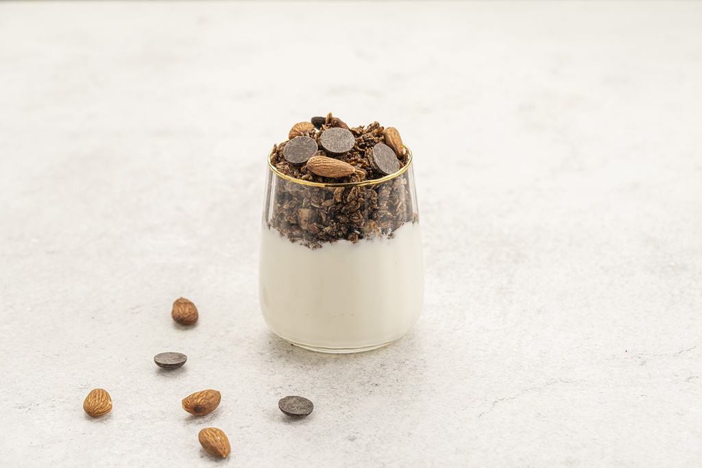 Chocolate oats with yogurt